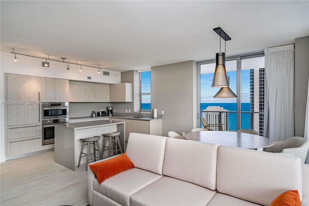 En Venta: $689,000 (2 camas, 2 baños, 1060 Pies cuadrados)