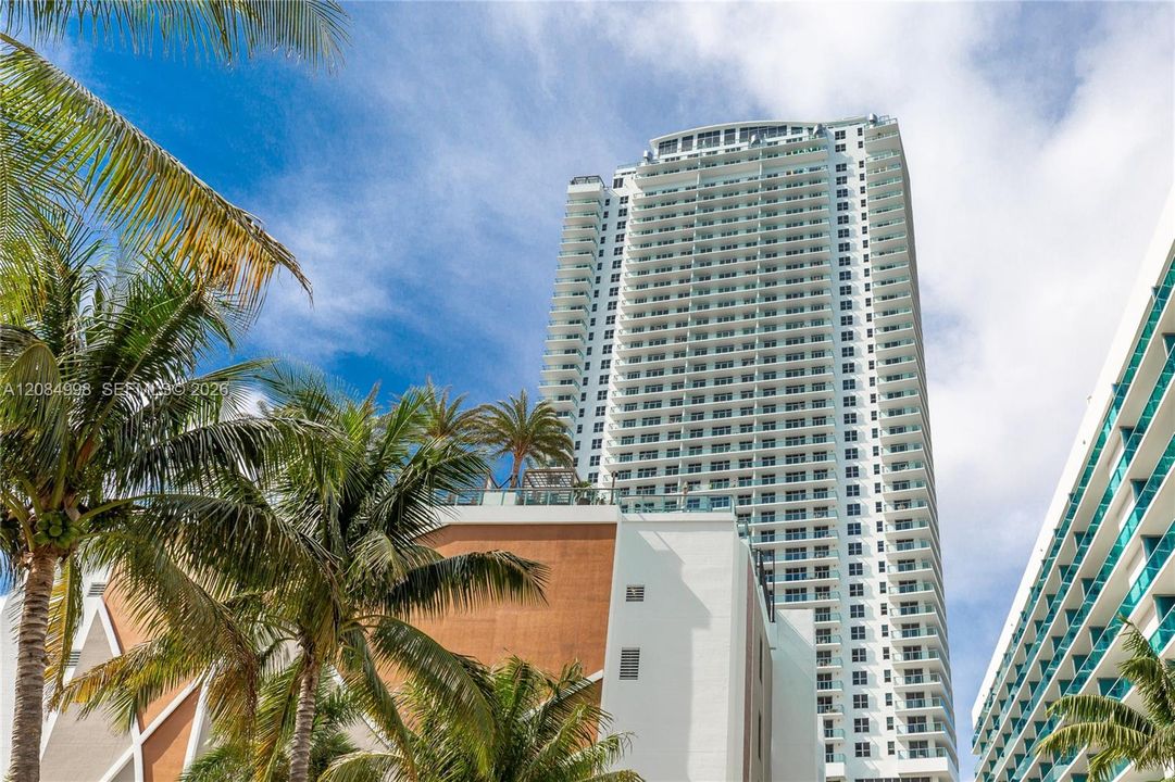 En Venta: $689,000 (2 camas, 2 baños, 1060 Pies cuadrados)