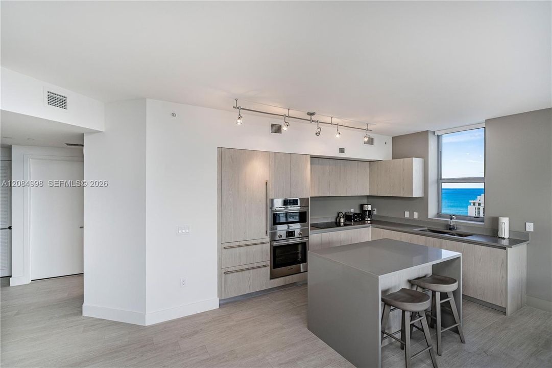 En Venta: $689,000 (2 camas, 2 baños, 1060 Pies cuadrados)