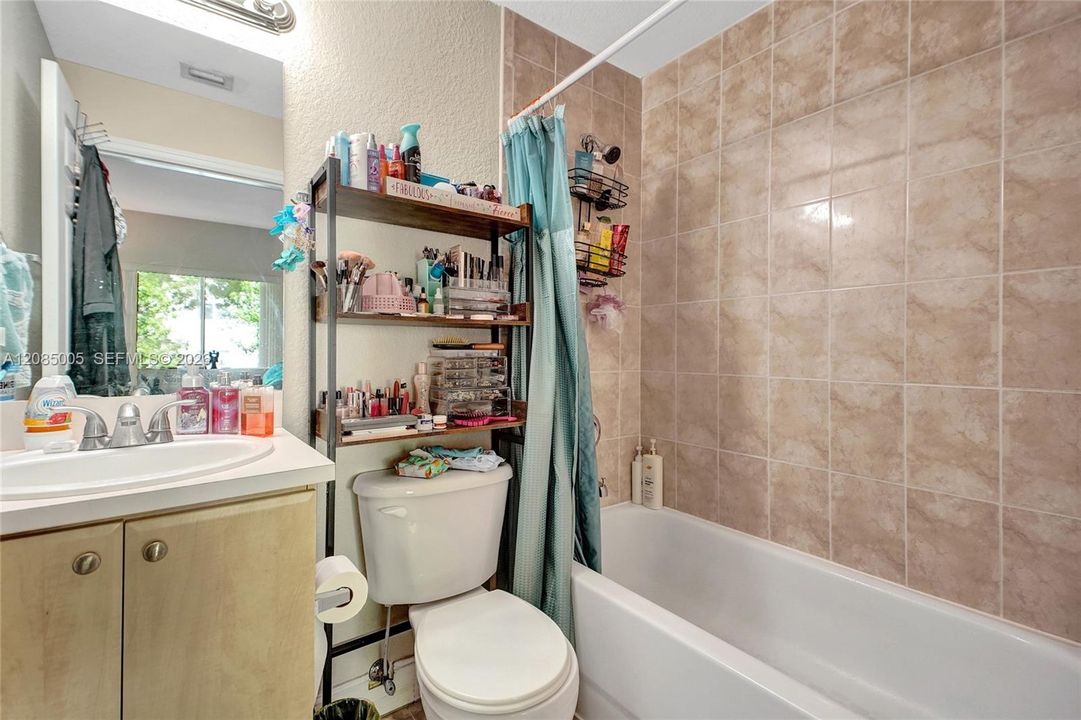 For Sale: $320,000 (2 beds, 2 baths, 900 Square Feet)