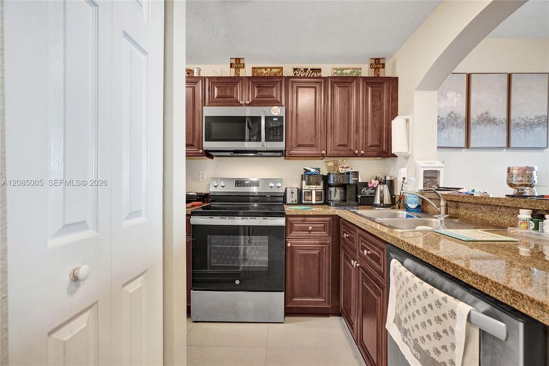For Sale: $320,000 (2 beds, 2 baths, 900 Square Feet)