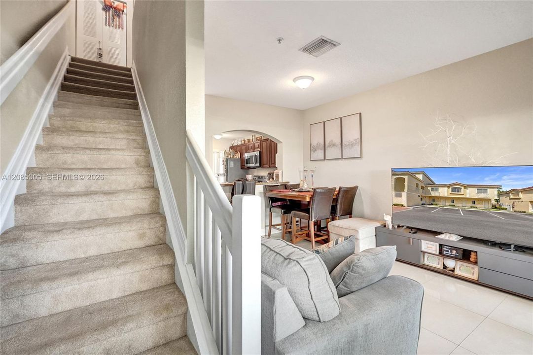 For Sale: $320,000 (2 beds, 2 baths, 900 Square Feet)