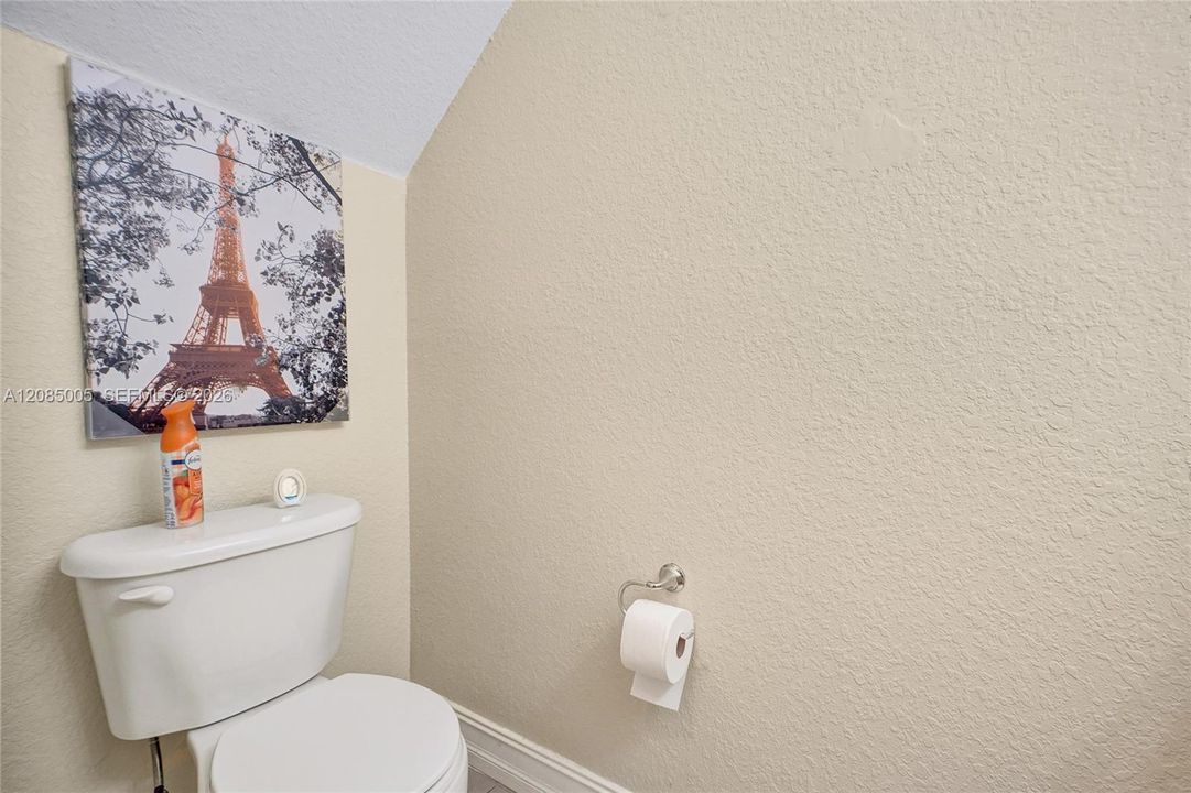 For Sale: $320,000 (2 beds, 2 baths, 900 Square Feet)