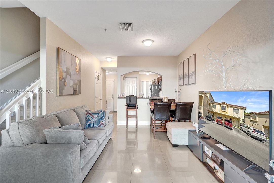 For Sale: $320,000 (2 beds, 2 baths, 900 Square Feet)