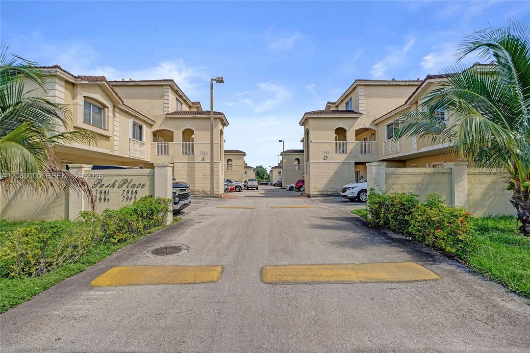 For Sale: $320,000 (2 beds, 2 baths, 900 Square Feet)
