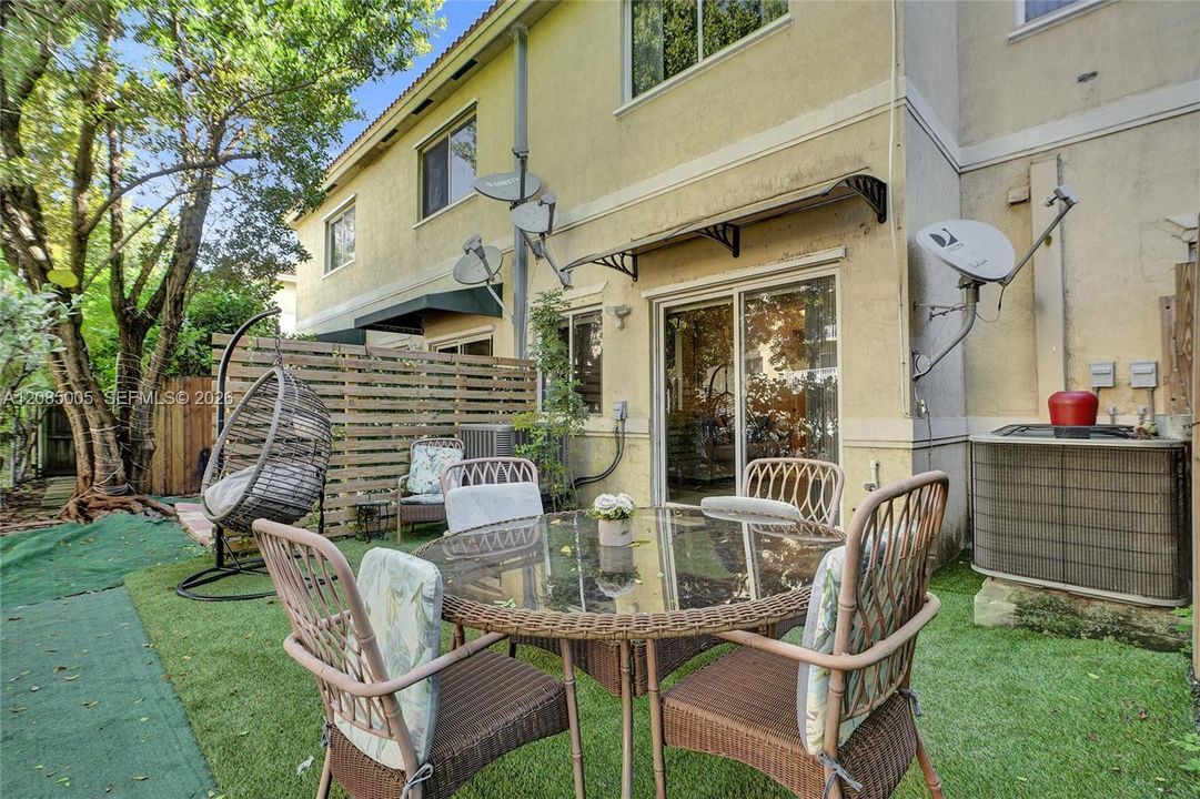 For Sale: $320,000 (2 beds, 2 baths, 900 Square Feet)