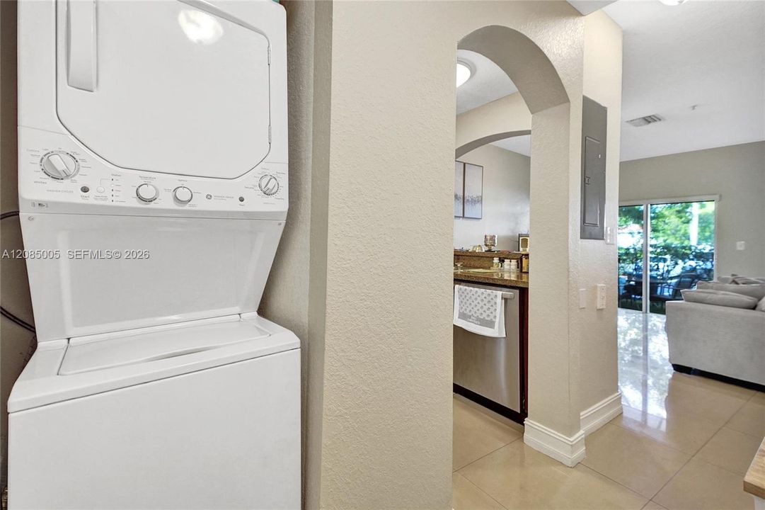 For Sale: $320,000 (2 beds, 2 baths, 900 Square Feet)