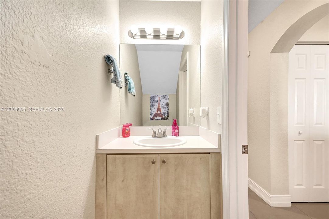 For Sale: $320,000 (2 beds, 2 baths, 900 Square Feet)