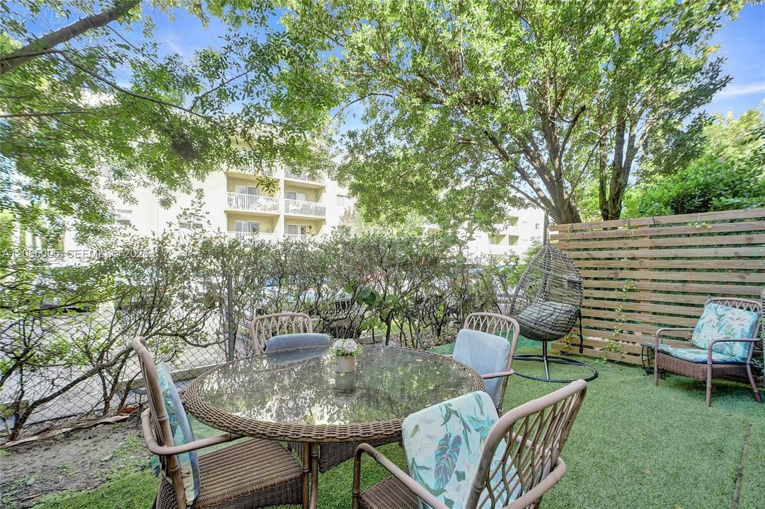 For Sale: $320,000 (2 beds, 2 baths, 900 Square Feet)