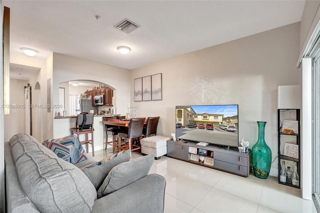 For Sale: $320,000 (2 beds, 2 baths, 900 Square Feet)