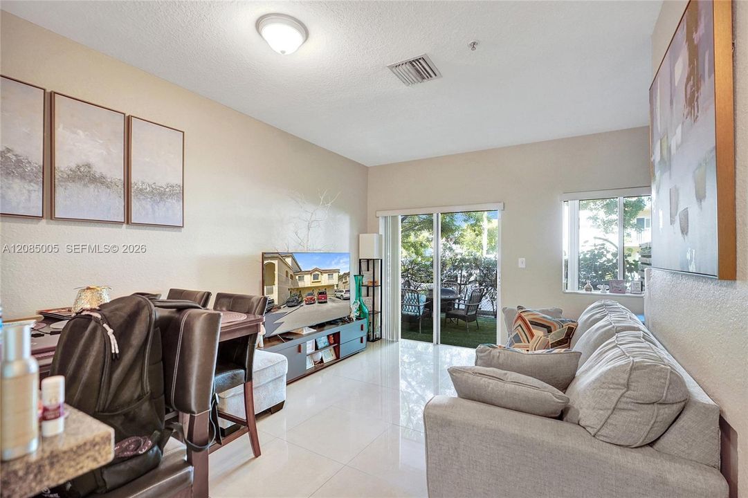 For Sale: $320,000 (2 beds, 2 baths, 900 Square Feet)