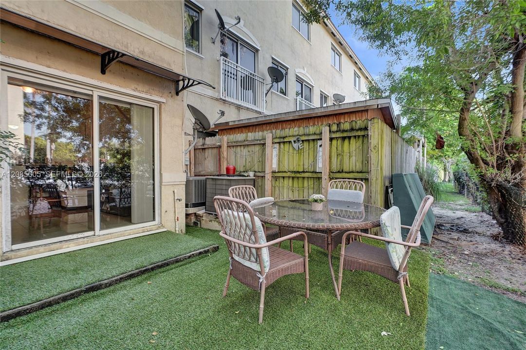 For Sale: $320,000 (2 beds, 2 baths, 900 Square Feet)