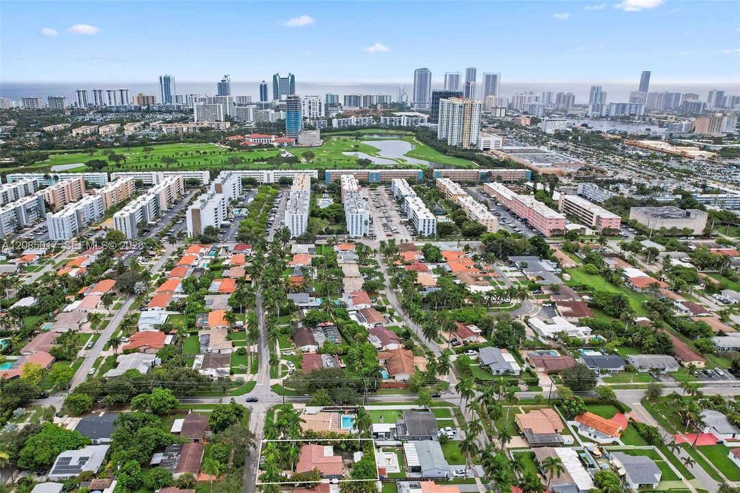 Ideal location close to beach, Gulstream, golf course and shopping