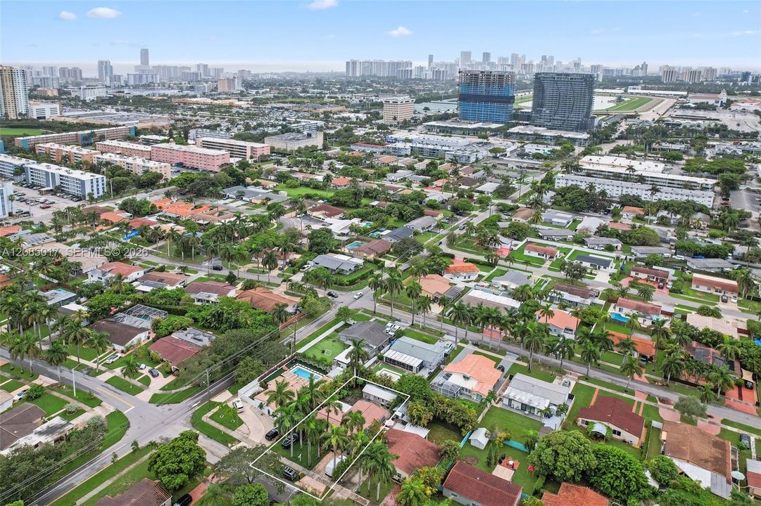 En Venta: $649,000 (3 camas, 4 baños, 1440 Pies cuadrados)