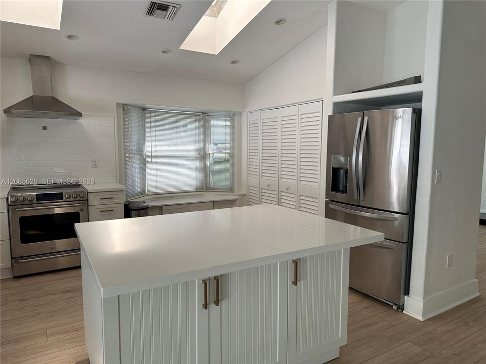 For Rent: $3,950 (3 beds, 2 baths, 2002 Square Feet)