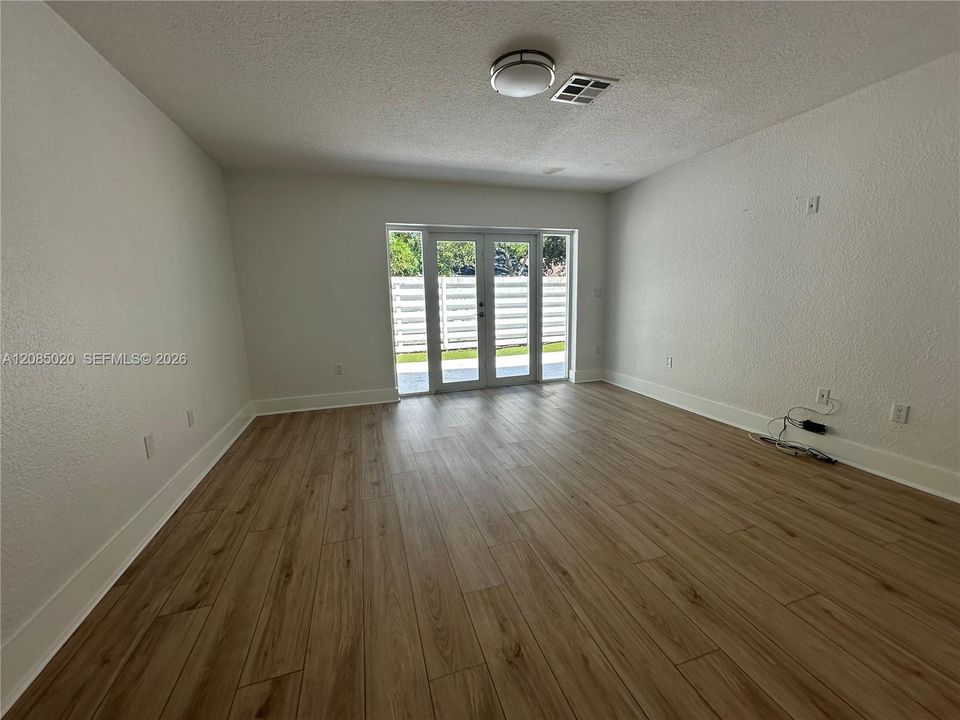 For Rent: $3,950 (3 beds, 2 baths, 2002 Square Feet)