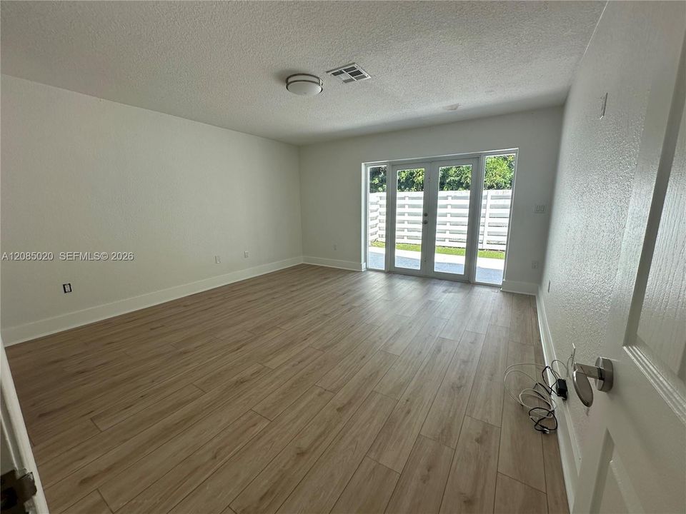 For Rent: $3,950 (3 beds, 2 baths, 2002 Square Feet)