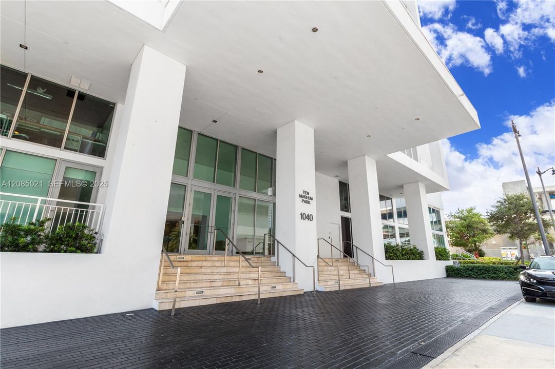 For Sale: $699,000 (2 beds, 2 baths, 1123 Square Feet)