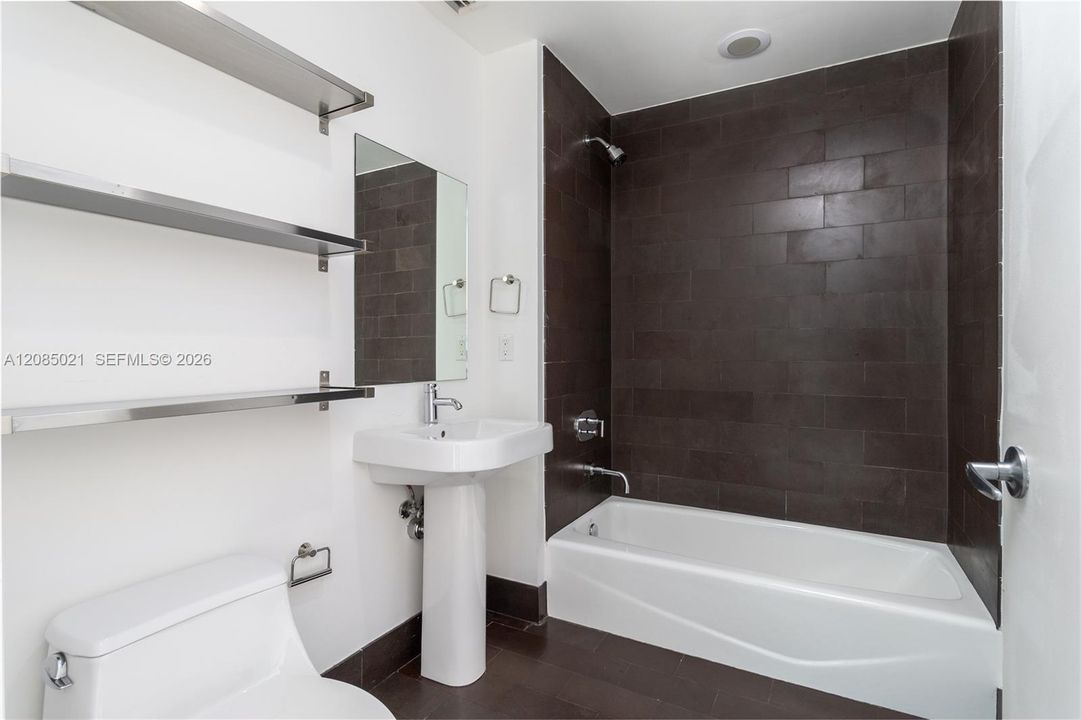 For Sale: $699,000 (2 beds, 2 baths, 1123 Square Feet)