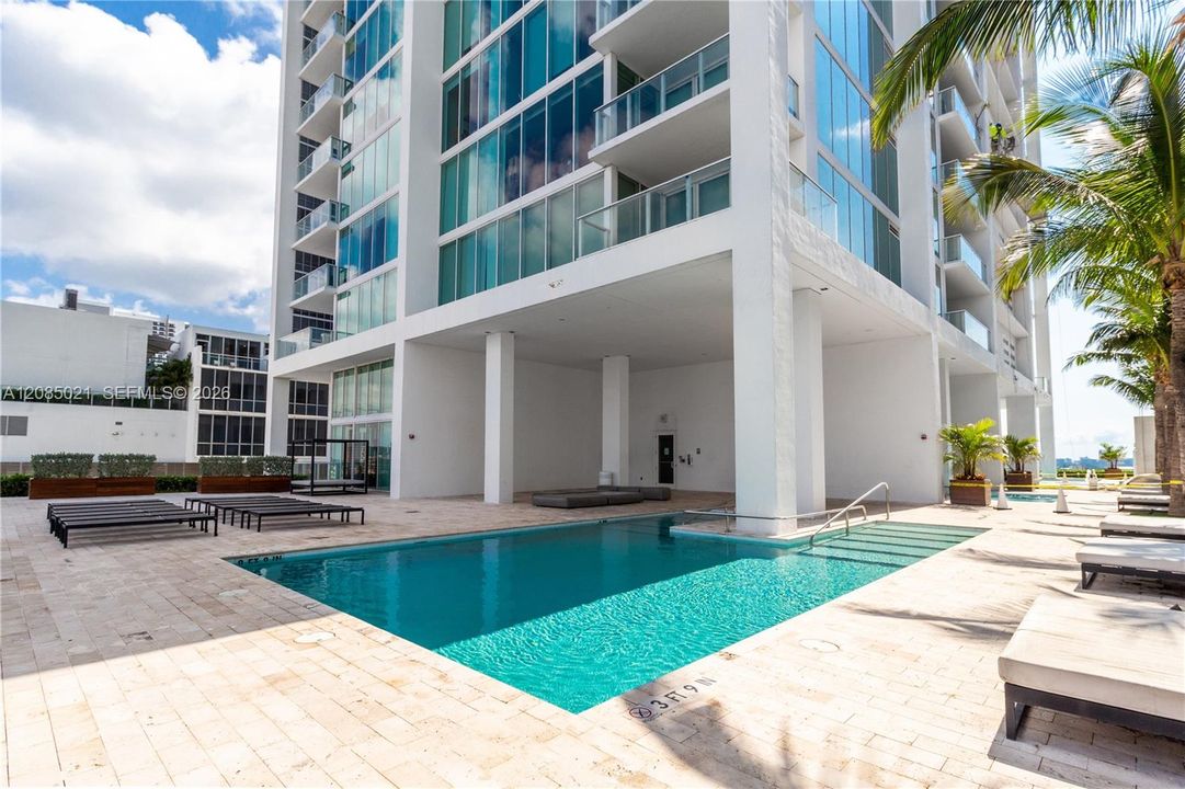 For Sale: $699,000 (2 beds, 2 baths, 1123 Square Feet)