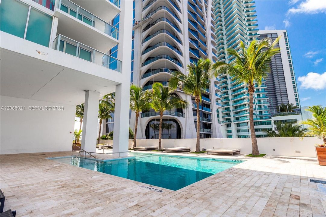 For Sale: $699,000 (2 beds, 2 baths, 1123 Square Feet)