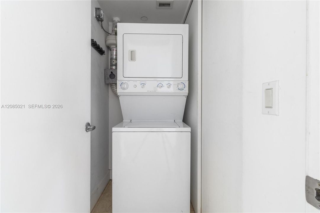 For Sale: $699,000 (2 beds, 2 baths, 1123 Square Feet)