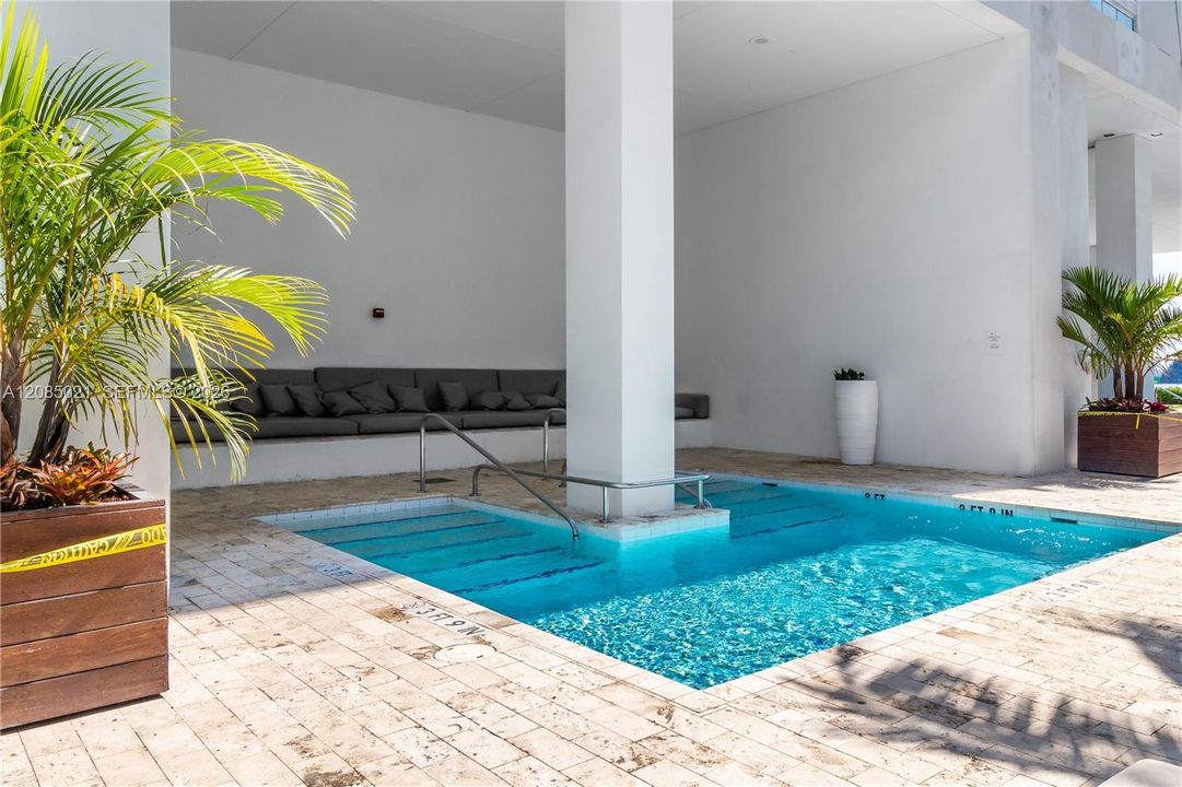 For Sale: $699,000 (2 beds, 2 baths, 1123 Square Feet)