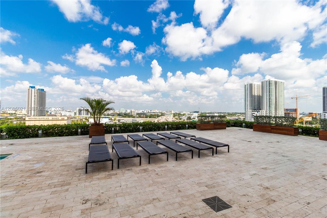 For Sale: $699,000 (2 beds, 2 baths, 1123 Square Feet)