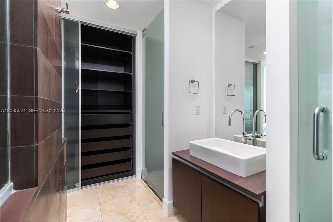 For Sale: $699,000 (2 beds, 2 baths, 1123 Square Feet)