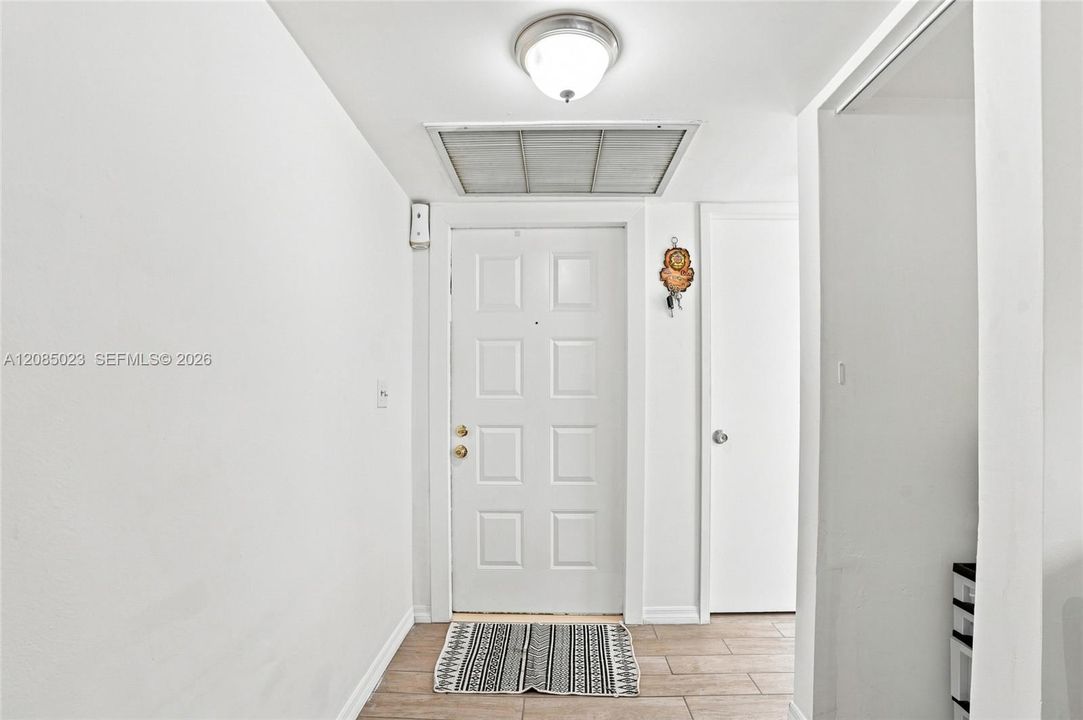 For Sale: $195,000 (2 beds, 1 baths, 863 Square Feet)