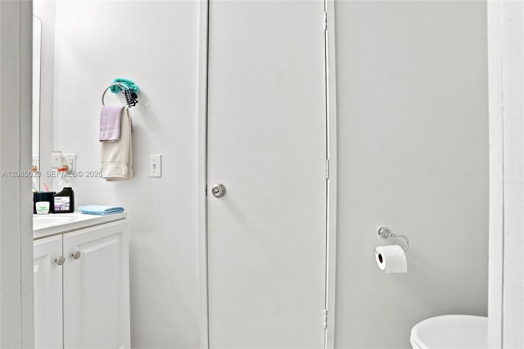 For Sale: $195,000 (2 beds, 1 baths, 863 Square Feet)