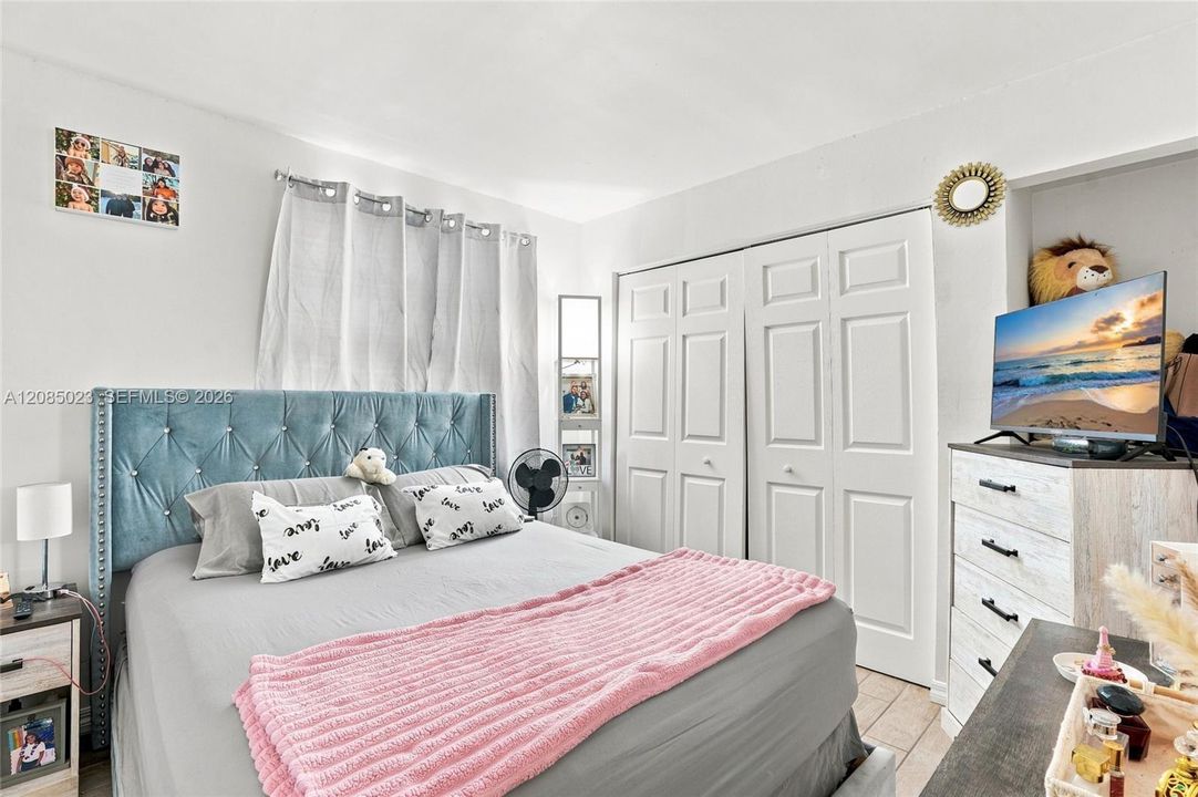 For Sale: $195,000 (2 beds, 1 baths, 863 Square Feet)