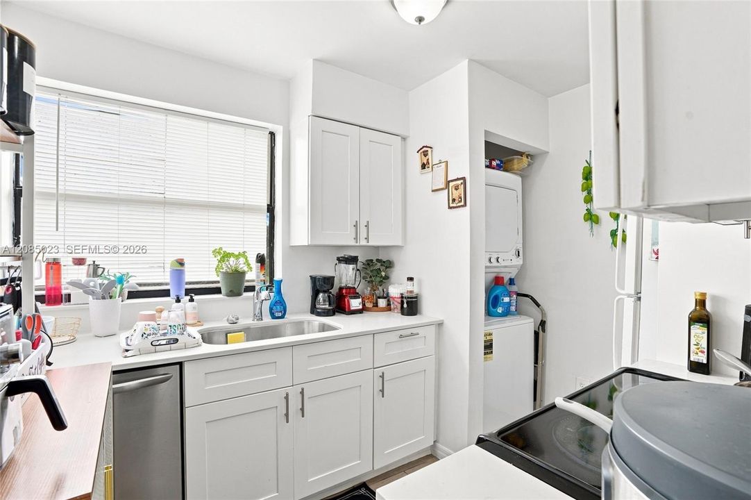 For Sale: $195,000 (2 beds, 1 baths, 863 Square Feet)