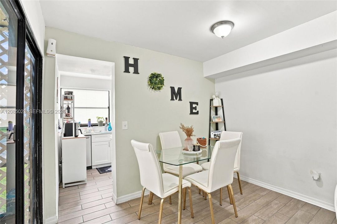 For Sale: $195,000 (2 beds, 1 baths, 863 Square Feet)