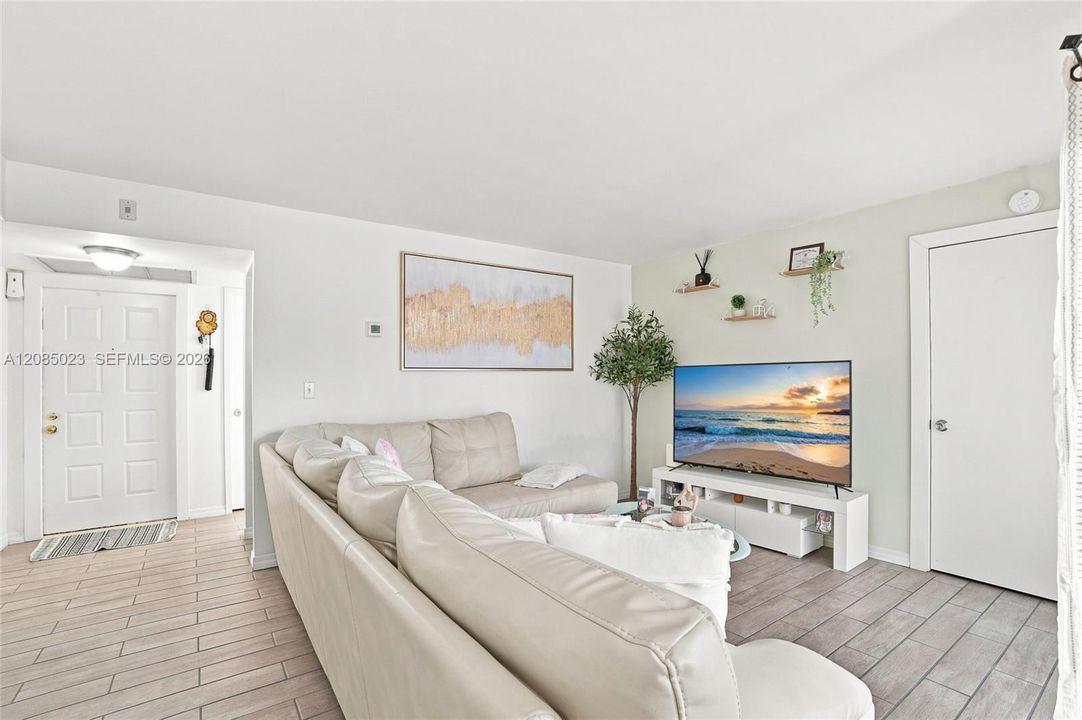For Sale: $195,000 (2 beds, 1 baths, 863 Square Feet)