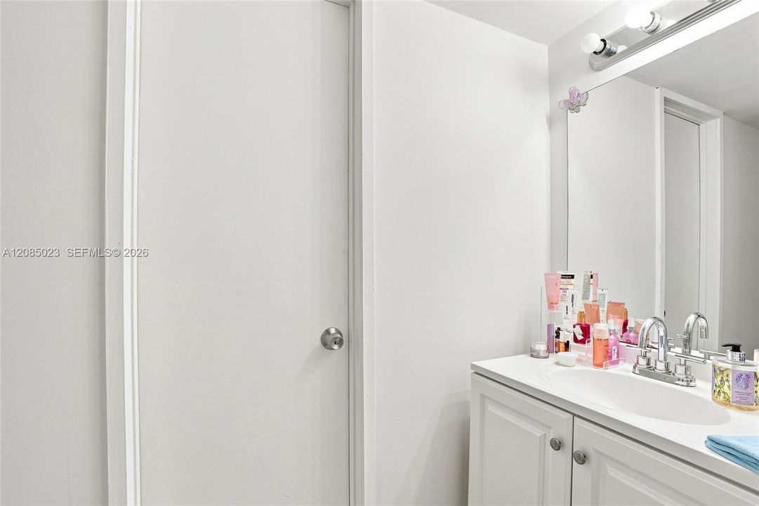 For Sale: $195,000 (2 beds, 1 baths, 863 Square Feet)