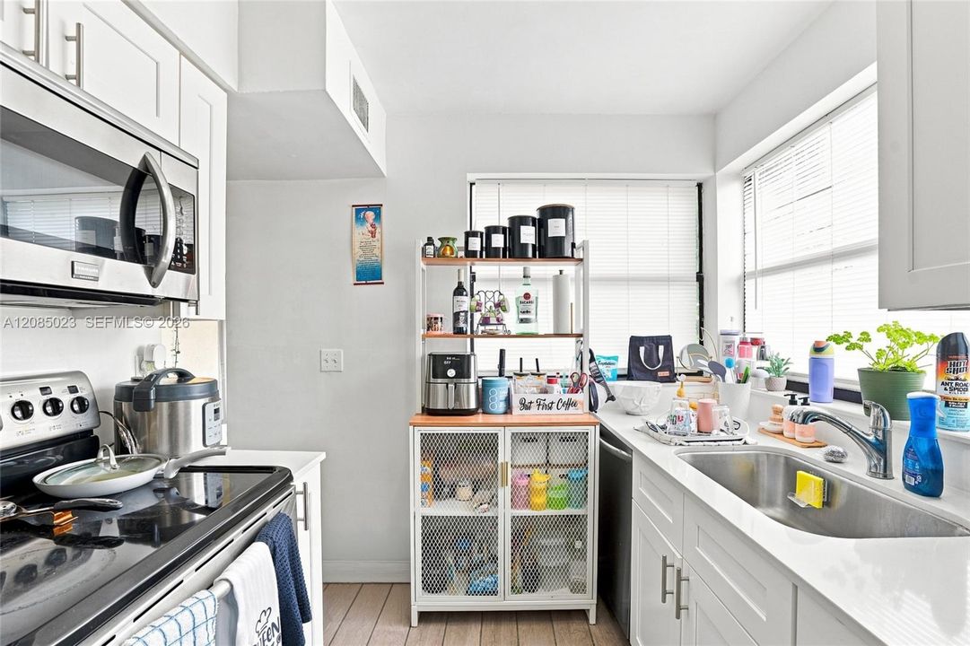 For Sale: $195,000 (2 beds, 1 baths, 863 Square Feet)