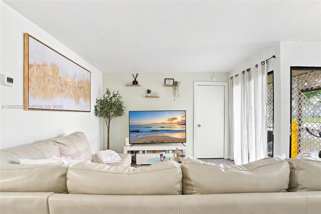 For Sale: $195,000 (2 beds, 1 baths, 863 Square Feet)
