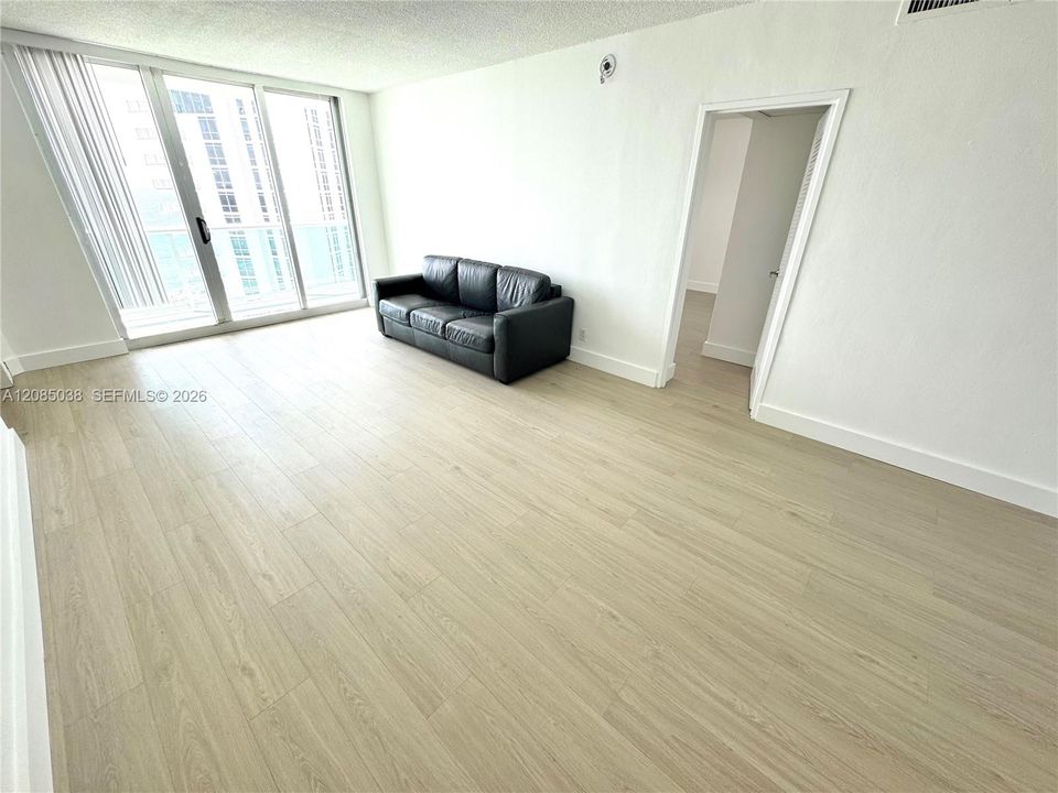 For Sale: $439,000 (1 beds, 1 baths, 1070 Square Feet)