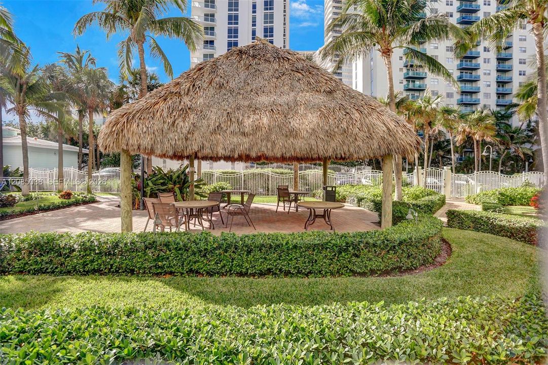 For Sale: $439,000 (1 beds, 1 baths, 1070 Square Feet)