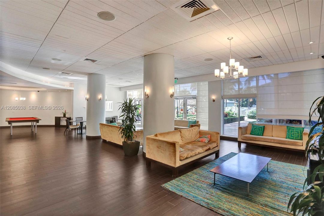 For Sale: $439,000 (1 beds, 1 baths, 1070 Square Feet)