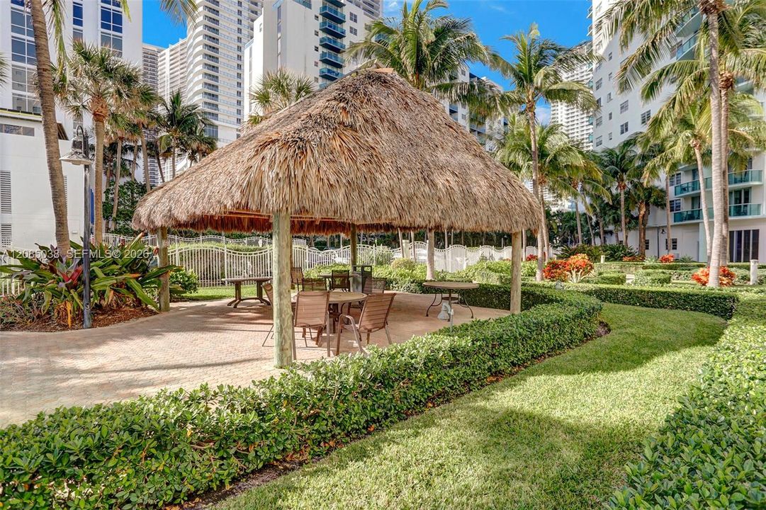 For Sale: $439,000 (1 beds, 1 baths, 1070 Square Feet)