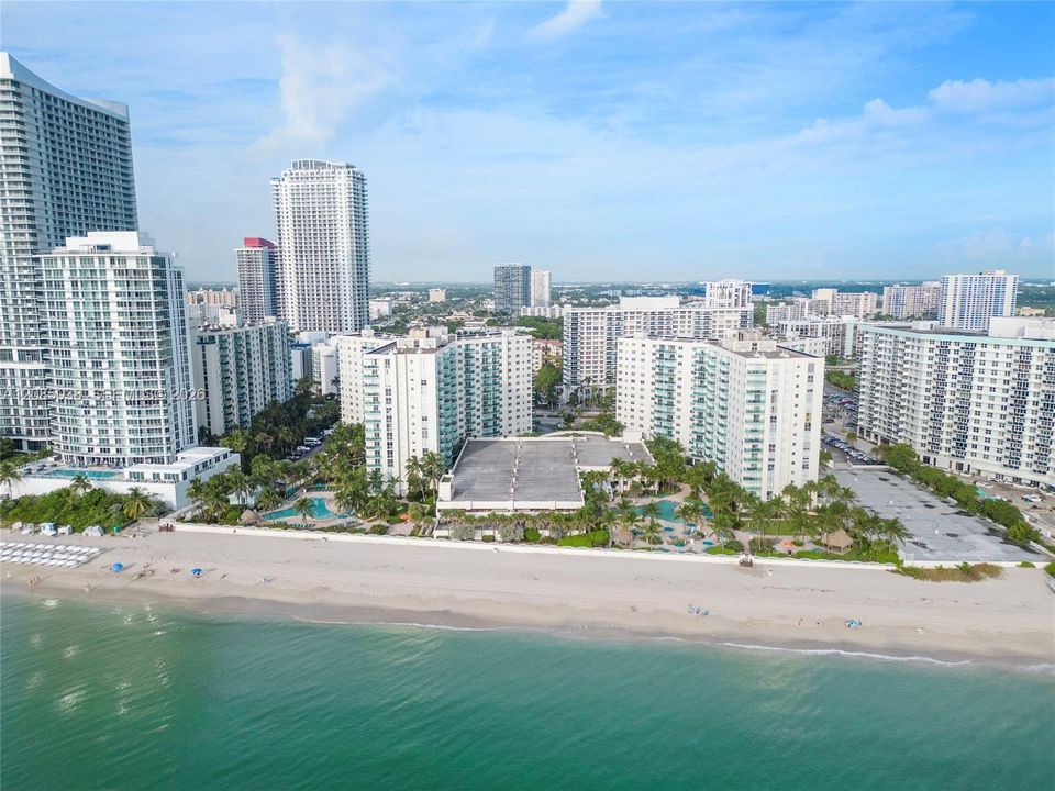 For Sale: $439,000 (1 beds, 1 baths, 1070 Square Feet)
