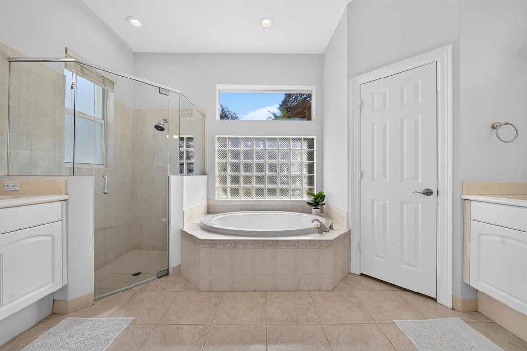 027-030-Primary Bath-4000x2664