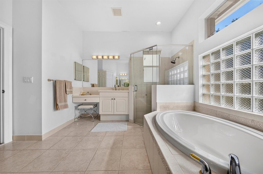028-033-Primary Bath-4000x2662