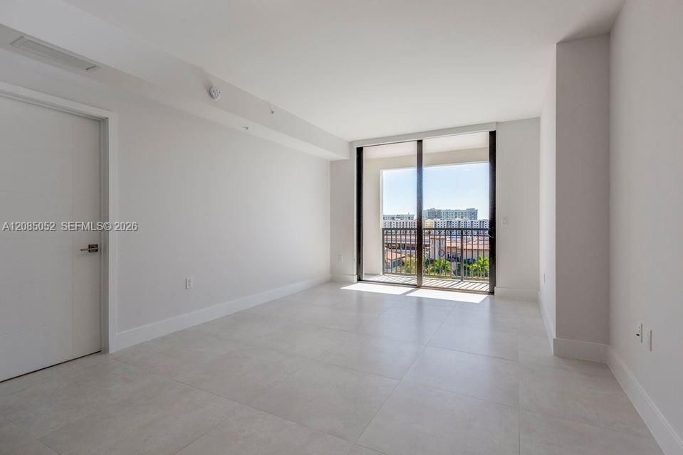 В аренду: $4,850 (2 спален, 2 ванн, 990 Квадратных фут)