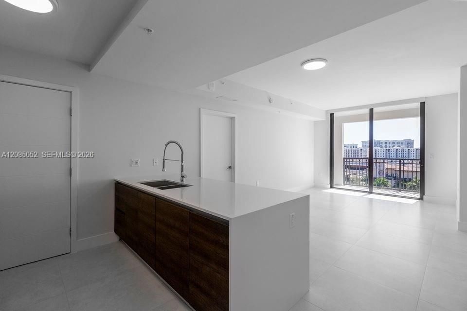 В аренду: $4,850 (2 спален, 2 ванн, 990 Квадратных фут)