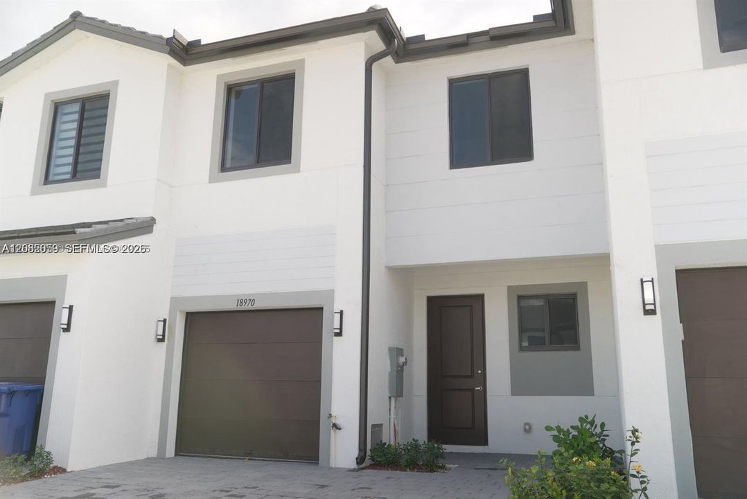 For Rent: $2,700 (3 beds, 3 baths, 0 Square Feet)