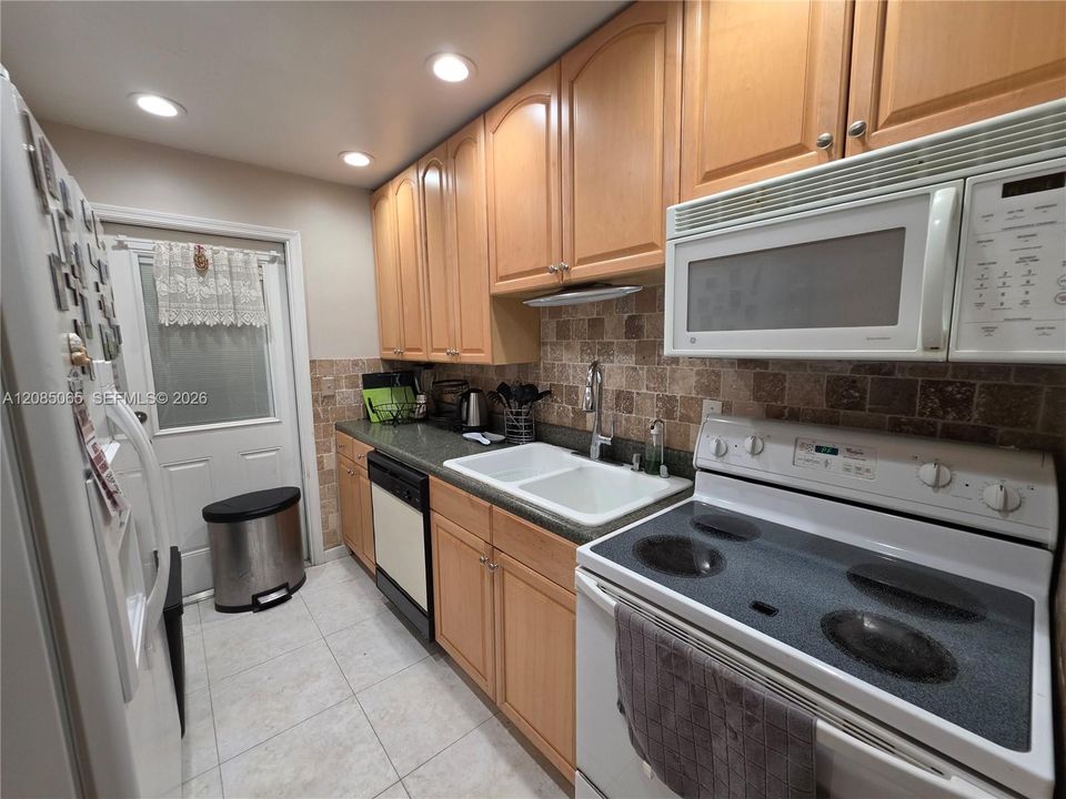 В аренду: $2,300 (2 спален, 2 ванн, 960 Квадратных фут)
