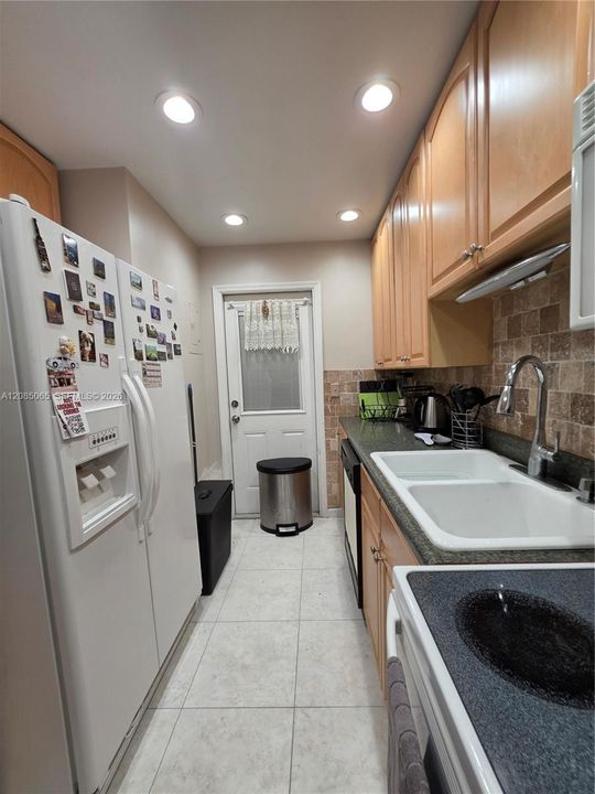 В аренду: $2,300 (2 спален, 2 ванн, 960 Квадратных фут)